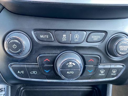 Used 2022 Jeep Cherokee Limited AWD/4WD image 14