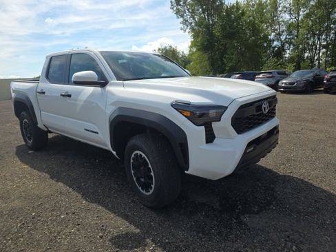 Used 2024 Toyota Tacoma TRD Off-Road AWD/4WD image 4