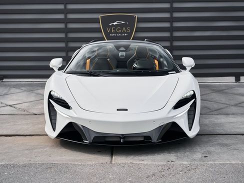 Used 2025 McLaren Artura Spider image 18