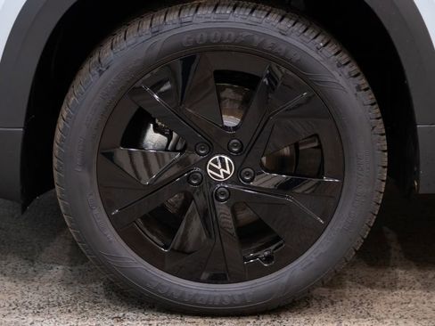 New 2026 Volkswagen Taos SE FWD image 7