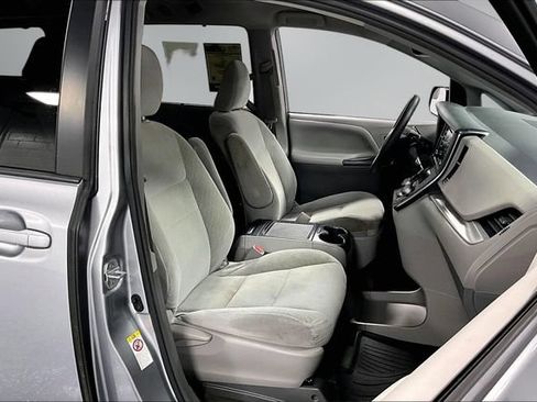 Used 2018 Toyota Sienna LE FWD image 27
