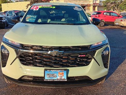 Used 2024 Chevrolet Trax RS w/ Driver Confidence Package image 2