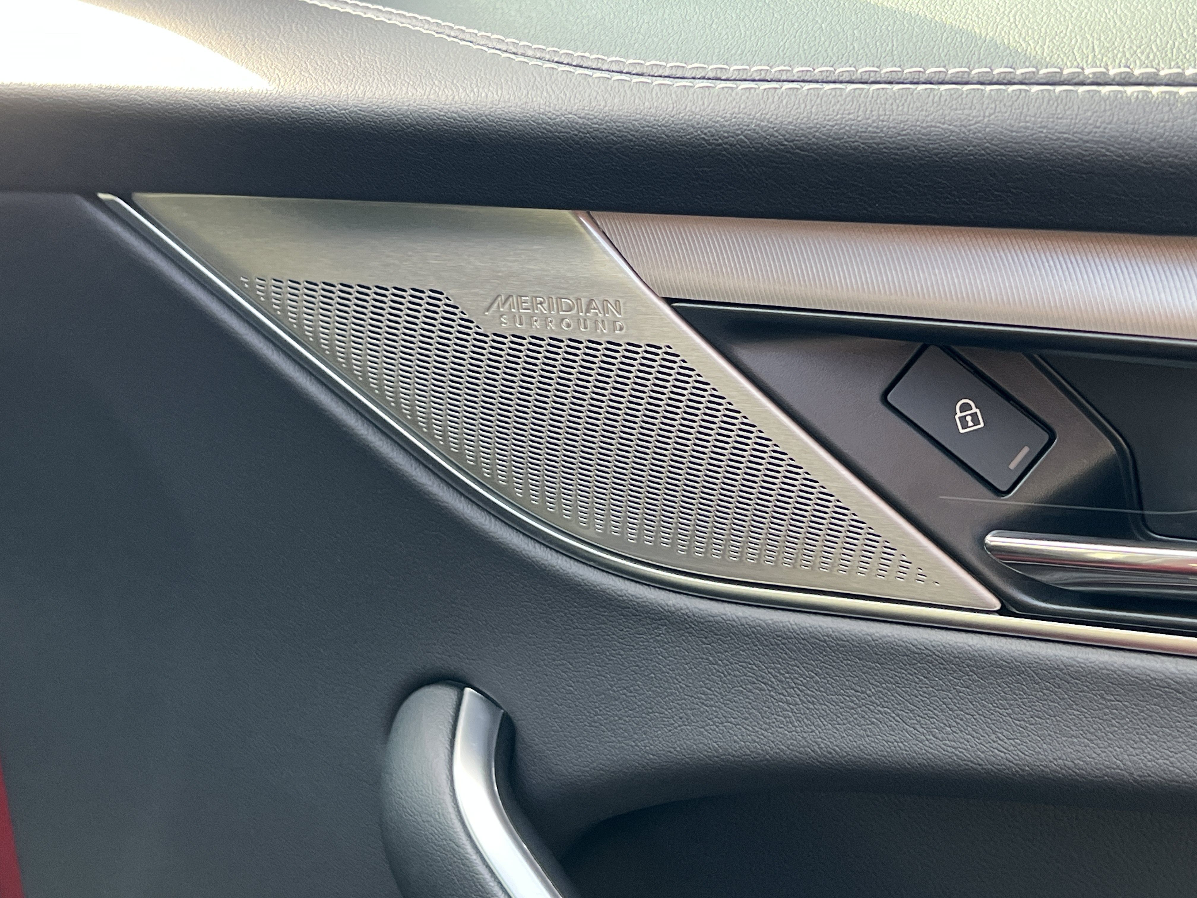 Certified 2025 Jaguar F-PACE R-Dynamic S AWD/4WD image 9