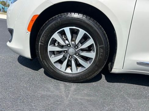 Used 2020 Chrysler Pacifica Touring-L Plus image 9