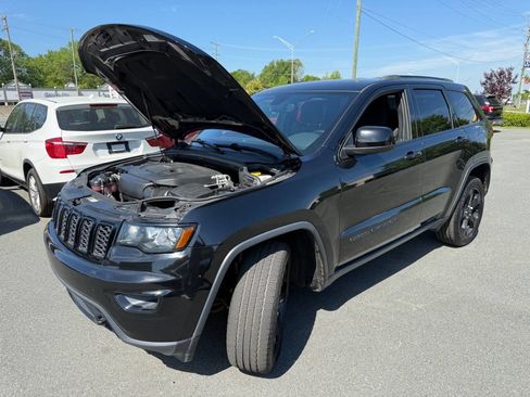 Used 2019 Jeep Grand Cherokee Laredo image 22