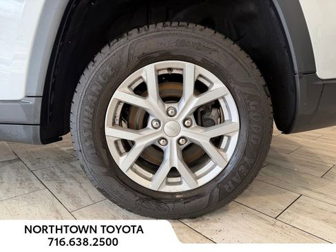 Used 2023 Jeep Grand Cherokee L Limited AWD/4WD image 7