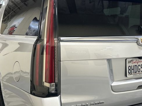 Used 2018 Cadillac Escalade ESV Luxury image 47