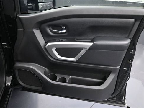 Used 2017 Nissan Titan SV image 29