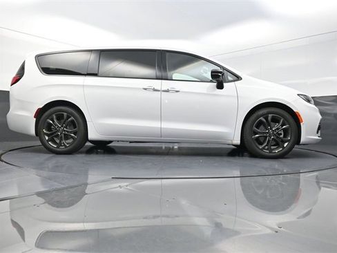 New 2026 Chrysler Pacifica Select image 24