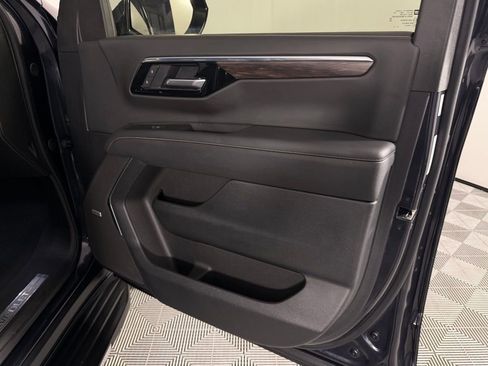 Used 2025 Chevrolet Suburban Premier image 33