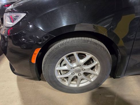 Used 2023 Chrysler Pacifica Touring-L FWD image 3