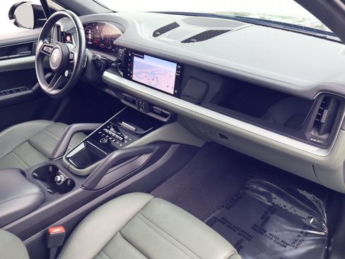 Certified 2024 Porsche Cayenne AWD/4WD image 24