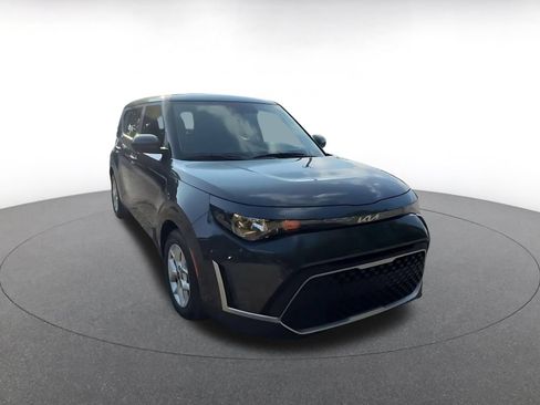 Used 2025 Kia Soul LX w/ LX Technology Package FWD image 3