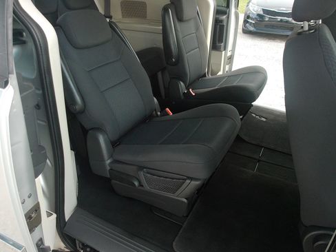 Used 2010 Dodge Grand Caravan SXT FWD image 32