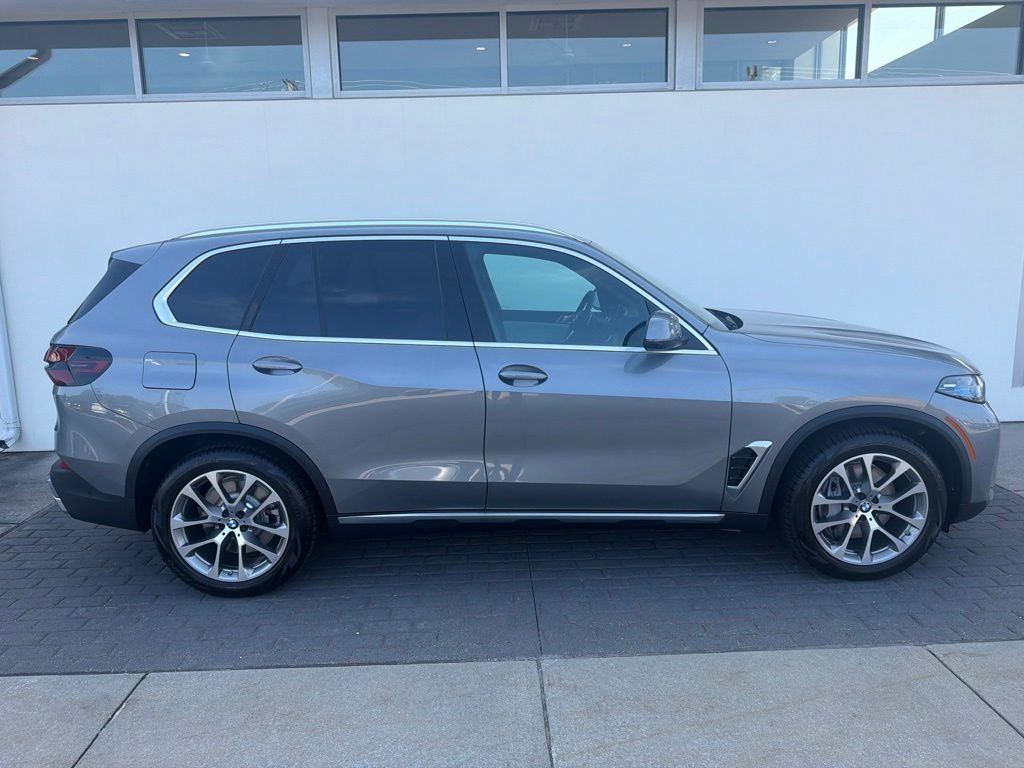New 2026 BMW X5 xDrive50e w/ Climate Comfort Package AWD/4WD image 4