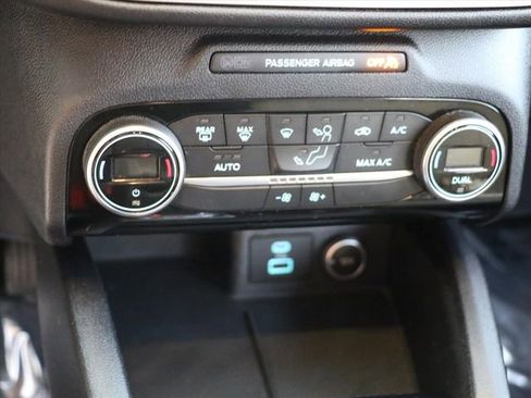 Used 2021 Ford Escape SE w/ SE Sport Appearance Package image 23