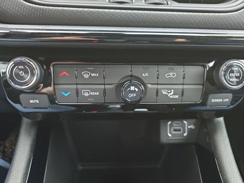 New 2026 Jeep Compass Latitude image 26