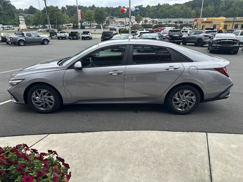 Used 2024 Hyundai Elantra SEL image 5
