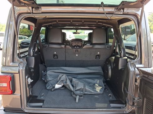 Used 2019 Jeep Wrangler Unlimited Sahara w/ Quick Order Package 24M Moab AWD/4WD image 28