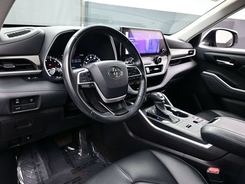 Used 2023 Toyota Highlander XLE FWD image 13