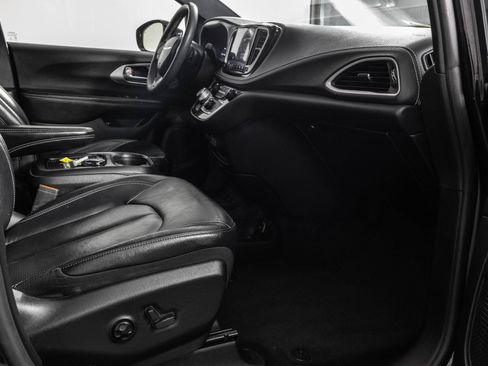 Used 2022 Chrysler Pacifica Touring-L w/ Uconnect Theater Family Group FWD image 46