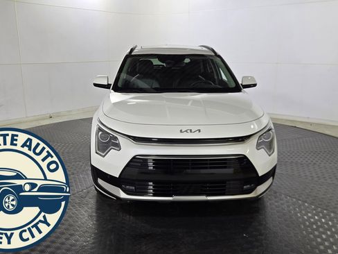 Used 2023 Kia Niro SX image 2