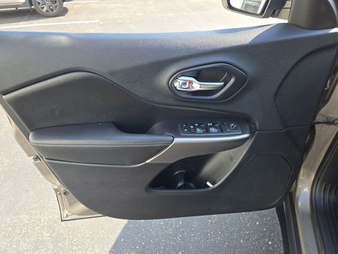 Used 2019 Jeep Cherokee Latitude Plus w/ Comfort/Convenience Group image 17