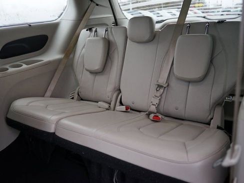 Used 2021 Chrysler Pacifica Touring-L image 8