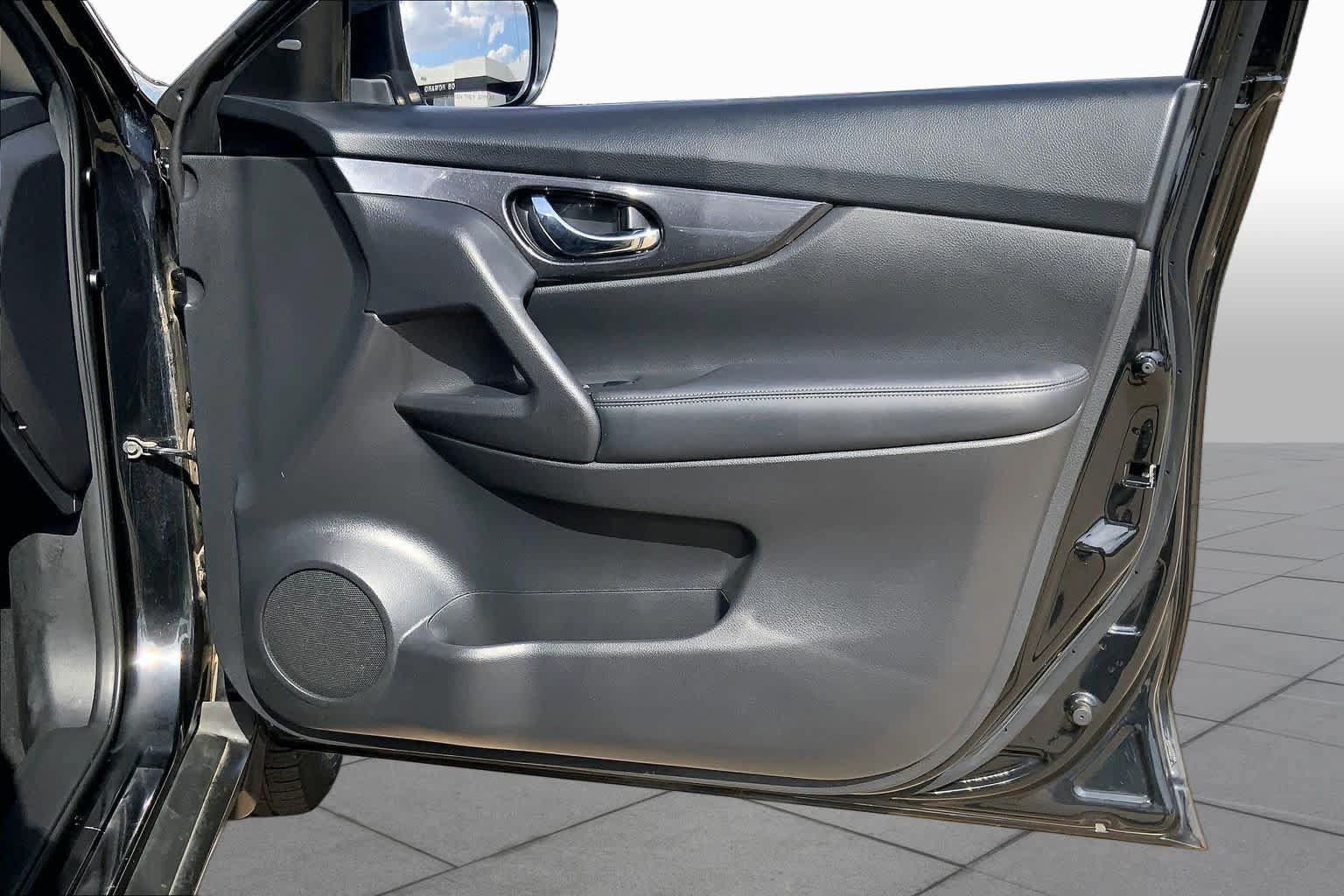 Used 2017 Nissan Rogue SV FWD image 21