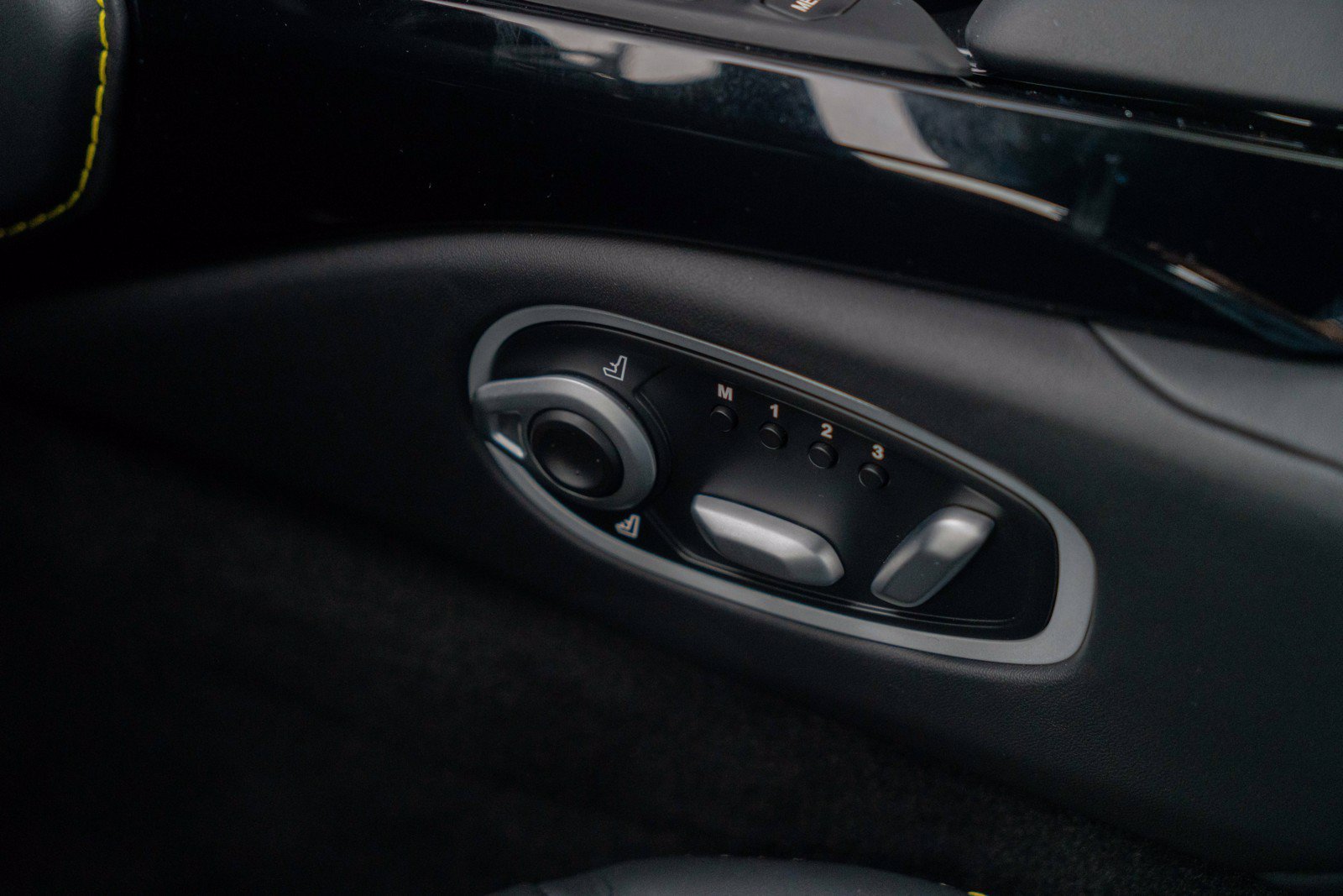 Used 2023 Aston Martin V8 Vantage Coupe RWD image 19