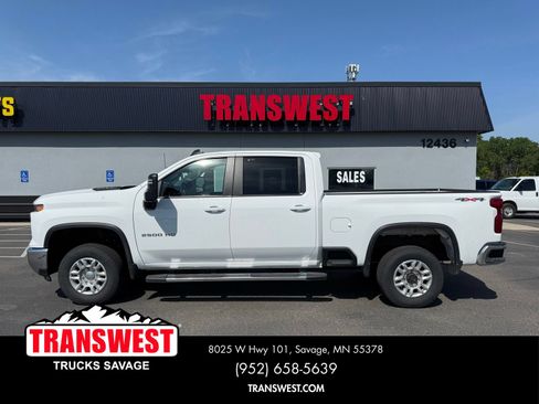 Used 2025 Chevrolet Silverado 2500 LT w/ Convenience Package AWD/4WD image 2