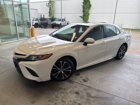 Used 2020 Toyota Camry SE image 1