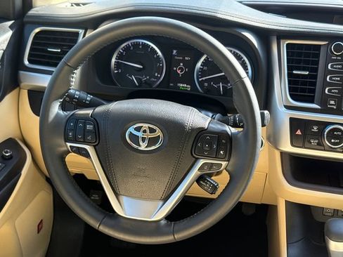 Used 2019 Toyota Highlander Limited FWD image 14