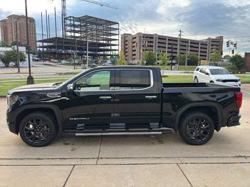 Used 2024 GMC Sierra 1500 Denali w/ Technology Package AWD/4WD image 5