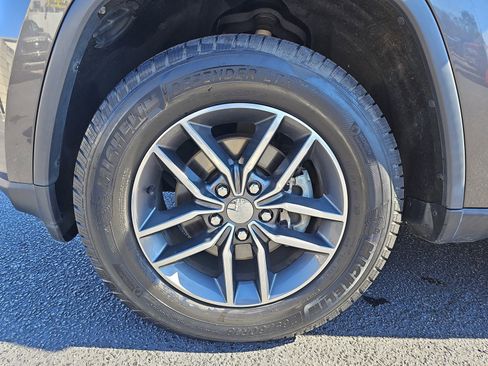 Used 2017 Jeep Grand Cherokee Limited w/ Luxury Group II image 32