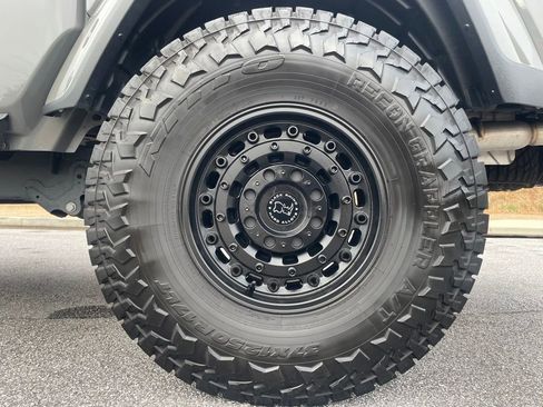 Used 2023 Jeep Gladiator Overland w/ Cold Weather Group image 9