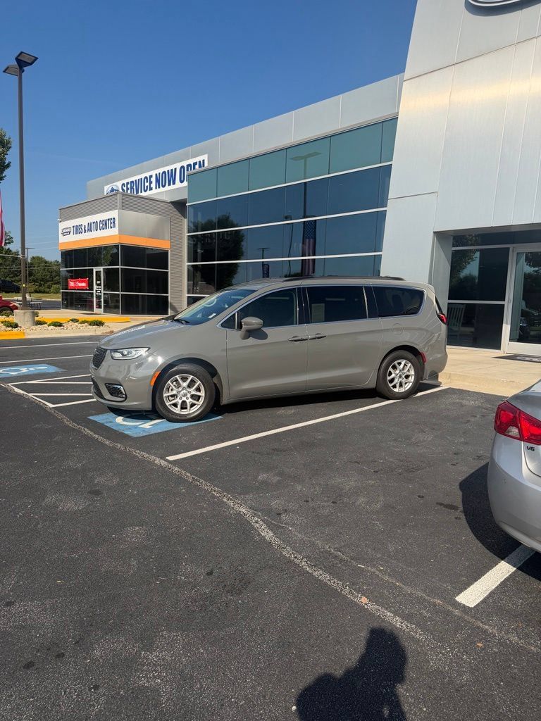 Used 2022 Chrysler Pacifica Touring-L FWD image 2
