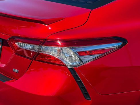 Used 2020 Toyota Camry SE w/ Convenience Package FWD image 8