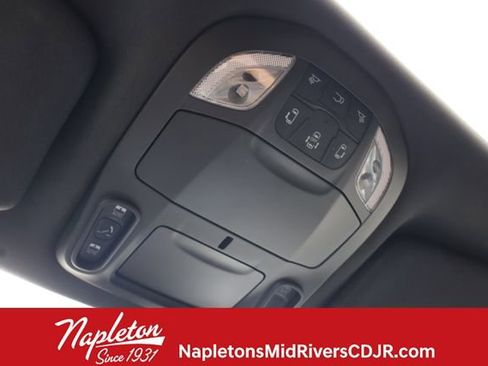 Used 2025 Chrysler Pacifica Select image 20