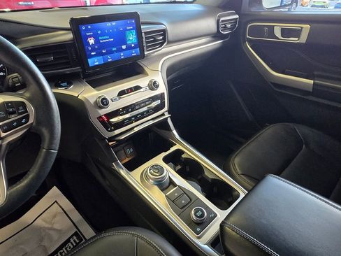 Used 2022 Ford Explorer XLT w/ Equipment Group 202A image 18