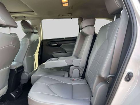 Used 2023 Toyota Highlander XLE image 13