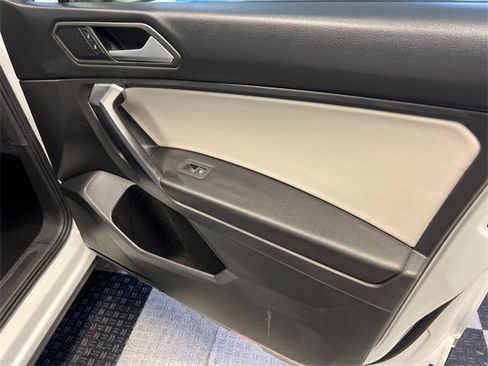 Used 2021 Volkswagen Tiguan SE image 11