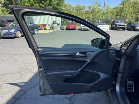 Used 2017 Volkswagen Golf 4-Door AWD/4WD image 19