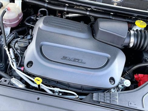 Used 2023 Chrysler Pacifica Touring-L FWD image 34