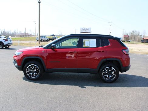 Used 2025 Jeep Compass Trailhawk image 6