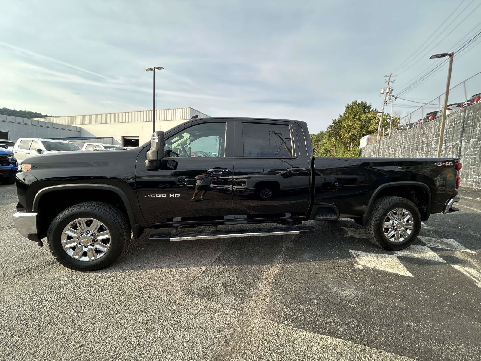 Used 2025 Chevrolet Silverado 2500 LT w/ Convenience Package AWD/4WD image 4