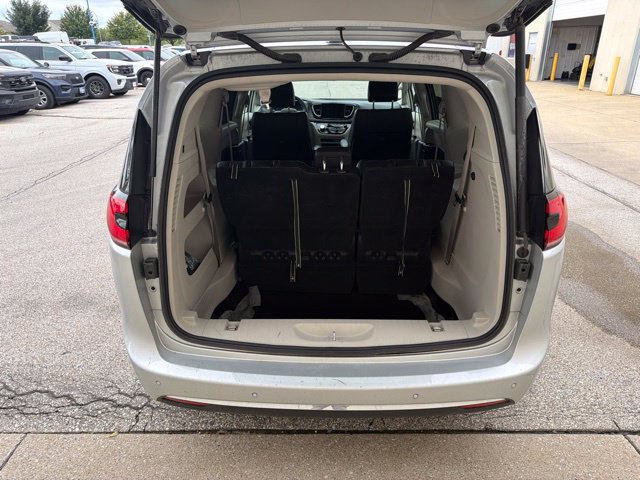 Used 2024 Chrysler Pacifica Touring-L FWD image 15