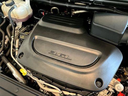 Used 2023 Chrysler Pacifica Touring-L image 34