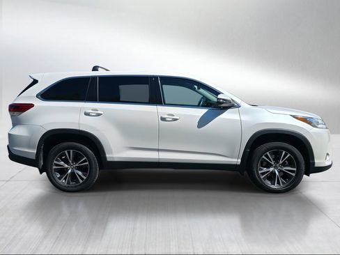 Used 2019 Toyota Highlander LE AWD/4WD image 2