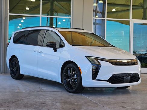 New 2027 Chrysler Pacifica Limited FWD image 7